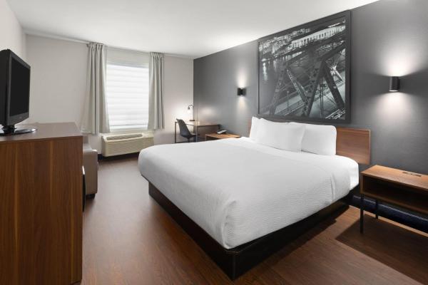 Deluxe King Δωμάτιο - για μη Καπνίζοντες — 23 m² - Super 8 by Wyndham Trois-Rivieres