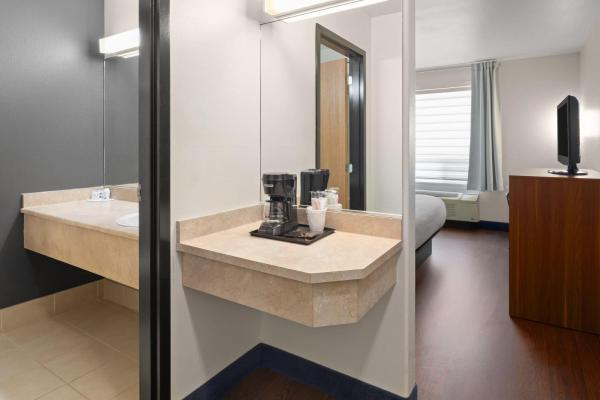 Δωμάτιο με King-Size Κρεβάτι - Μη Καπνιστών — 23 m² - Super 8 by Wyndham Trois-Rivieres