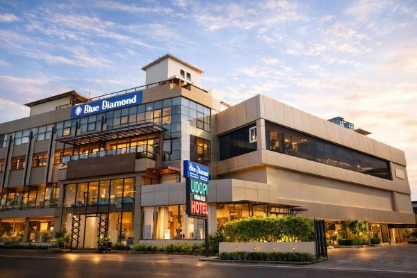 写真にはPerintalmanna市にあるBlue Diamond Residencyが写っています。