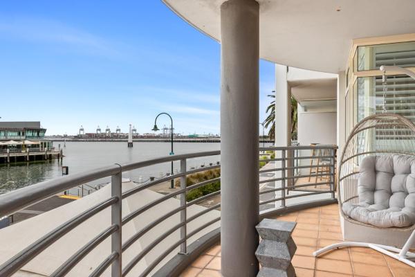 Scenic Beachside 3-bedroom With Water Views - Williamstown