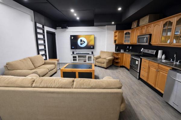 Private Suite, King Bed, Big Screen Sleeps 4 - 해밀턴