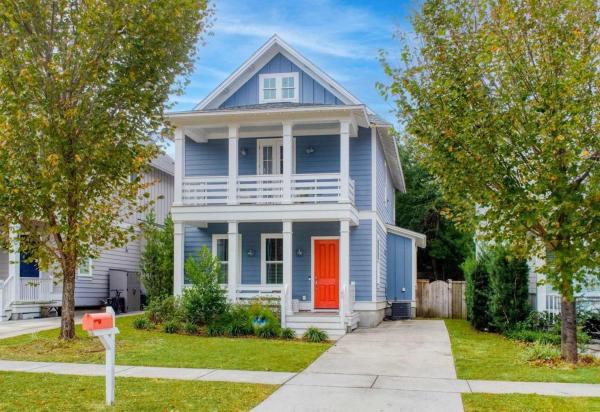 Na fotografii je vidět objekt Shem Creek House- 5 Mins to Dtwn & Beach Hot Tub nacházející se ve městě Mount Pleasant.