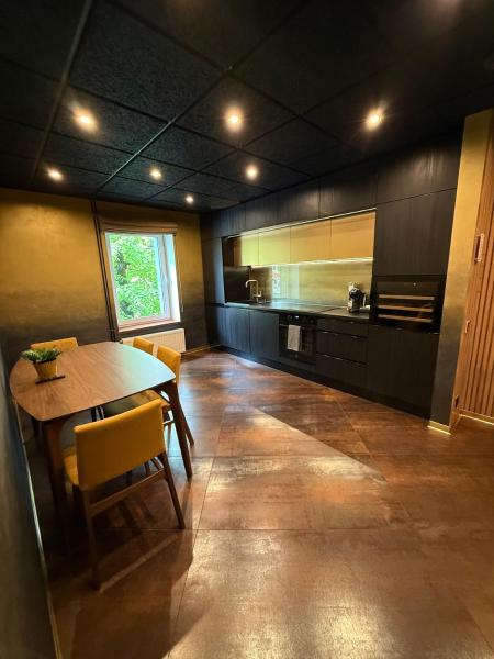A la foto es mostra l'objecte BRIVIBAS RESIDENCE - SUNSET, free PRIVATE parking, free WIFI, self check-in situat a la ciutat de Riga.