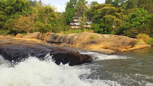 Na zdjęciu widoczny jest obiekt Moselberg Riverside Cottages położony w mieście Munnar.
