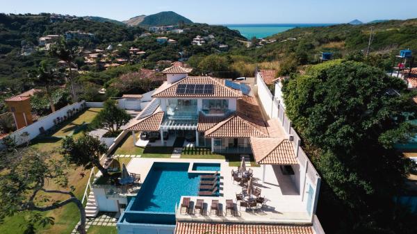 Στη φωτογραφία φαίνεται το αντικείμενο Casa com Piscina e Vista na Praia da Ferradura που βρίσκεται στην πόλη Μπούζιους.