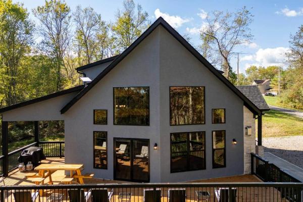 Kay's Lavish Bear Cave Cabin - Logan, OH