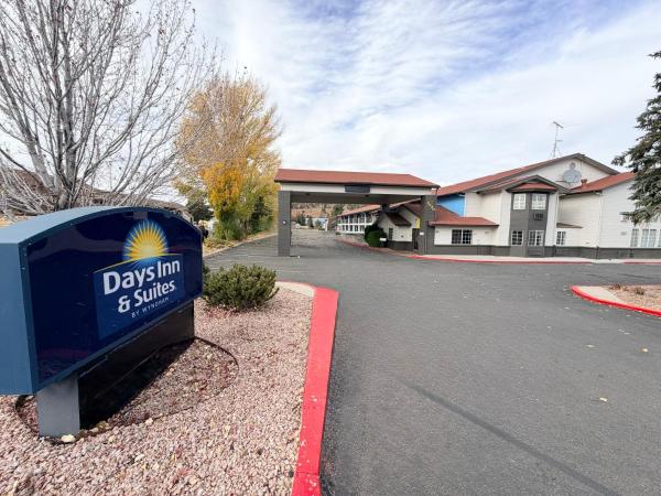 På bildet vises objektet Days Inn & Suites by Wyndham Flagstaff I-40 som ligger i byen Flagstaff.