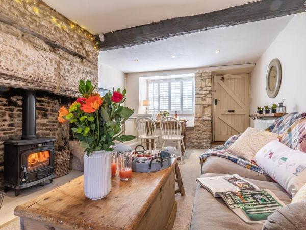 The photo shows the 2 Bed in Stroud oc-77489 located in the city of Avening.