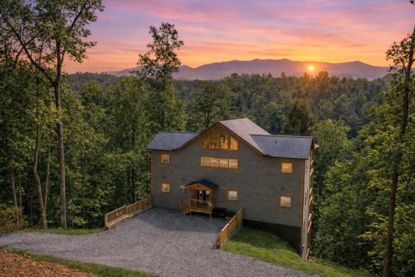 Na foto é possível ver o objeto Luxe Mountain Pool Escape by Ghosal Luxury Lodging localizado na cidade de Cartertown.