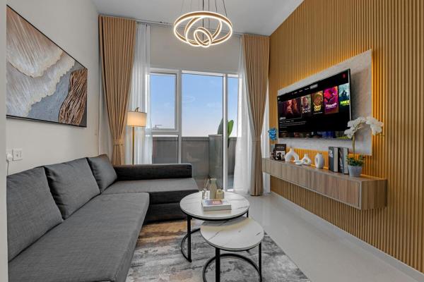 På billedet ses objektet Modern 1BR - High Floor - Balcony - DAMAC Hills beliggende i byen Dubai.