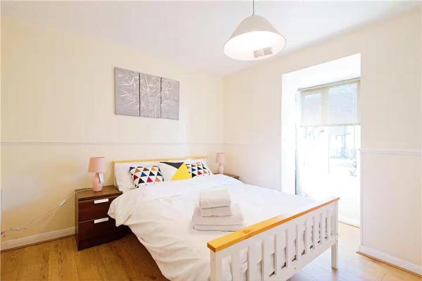 Apartment Sleeps 5 - Free Parking Private Garden - Dagenham