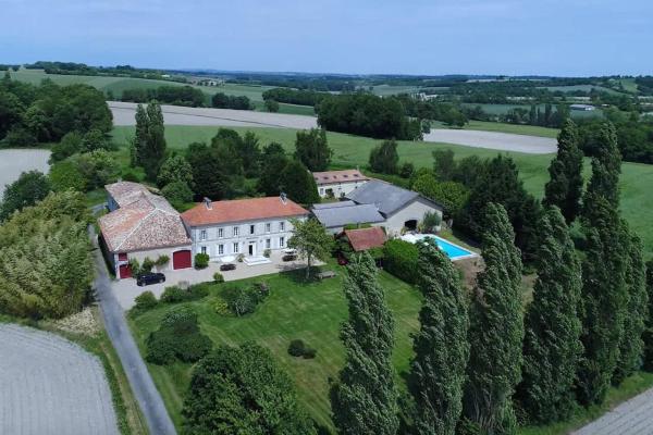 照片显示了位于Oriolles市的Domaine de charme pour groupes et evenement物件。