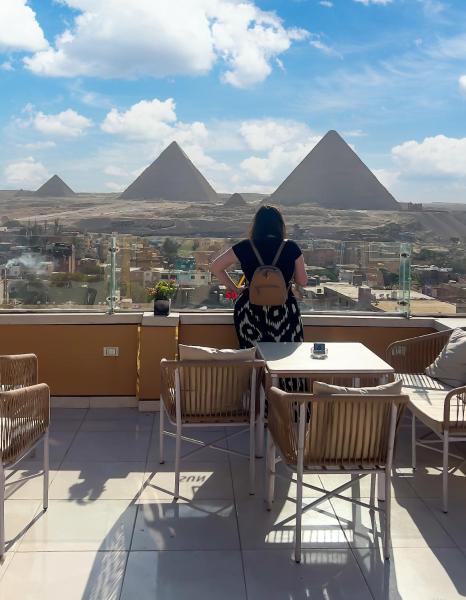 A la foto es mostra l'objecte panorama pyramids view inn situat a la ciutat de El Caire.