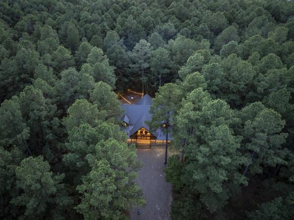 Στη φωτογραφία φαίνεται το αντικείμενο 2 miles Choctaw Landing, Hot Tub, 6BR, Game Room που βρίσκεται στην πόλη Stephens Gap.