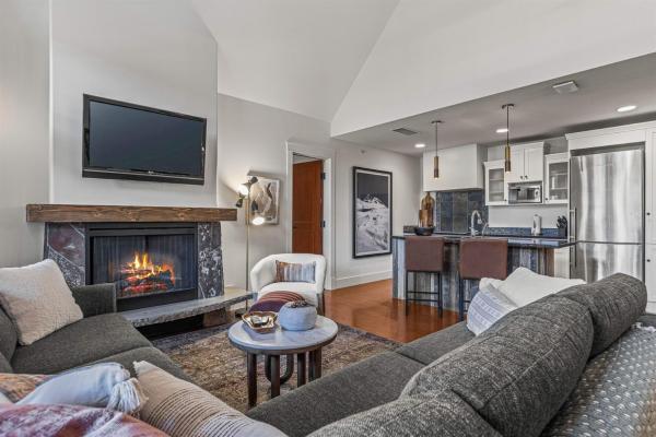 På billedet ses objektet Elevated Penthouse - Pool, Hot Tub & Relaxing Atmosphere! beliggende i byen Canmore.
