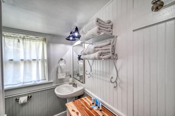 Charming Cottage Near Main With Patio&firepit!! - Fredericksburg, TX
