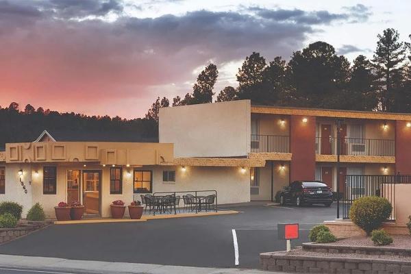 På bildet vises objektet Kings House Motor Hotel, a Dazzler Select by Wyndham som ligger i byen Flagstaff.