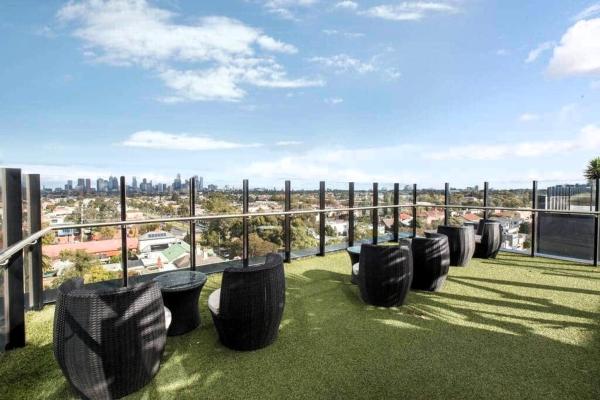 A la foto es mostra l'objecte Stylish Condo Apartment with Stunning Rooftop Views & Pool, Gym and Hot Tubs by Peppy Beach Retreats situat a la ciutat de Melbourne.
