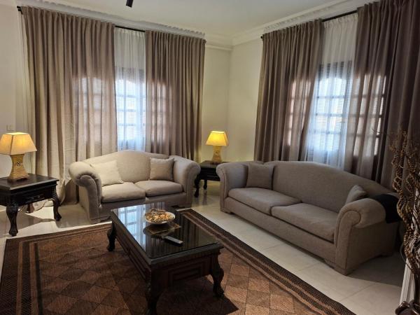 A la foto es mostra l'objecte luxury hotel apartment Near festival City Mall 24 hours check in situat a la ciutat de El Caire.