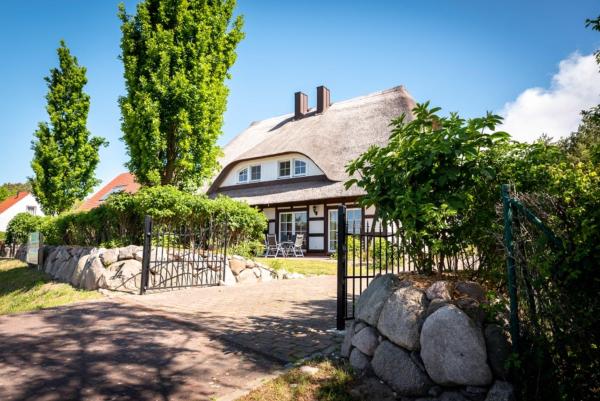 På billedet ses objektet Reethus-am-Hafen Reetdachhaus Hafenblick mit Garten und Blick aufs Wasser beliggende i byen Rankwitz.