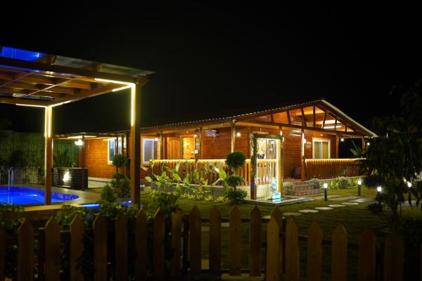 Na fotografii je vidět objekt La Cabana, The Wooden Cottage nacházející se ve městě Venkatāpur.
