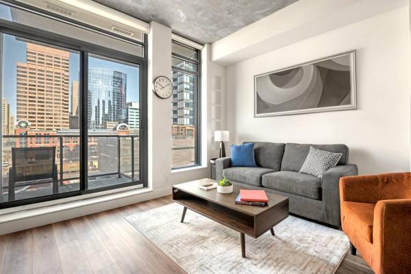 Luxe Downtown Hideout With Skyline Views - Calgary