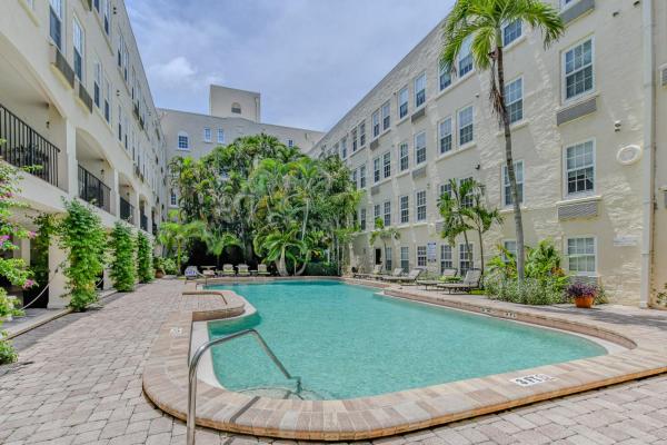 Garden Studio Retreat With Pool Deck Access - West Palm Beach, FL
