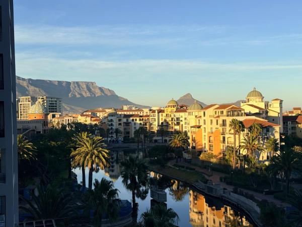 2 Bedroom Chic Apartment Near Canal Walk - Cape Town