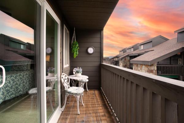 Cozy Escape W Balcony Mtn Views & Resort Perks - Gatlinburg, TN