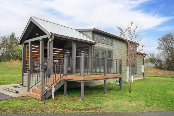 Na zdjęciu widoczny jest obiekt Pigeon Forge Landing RV Resort położony w mieście Pigeon Forge.