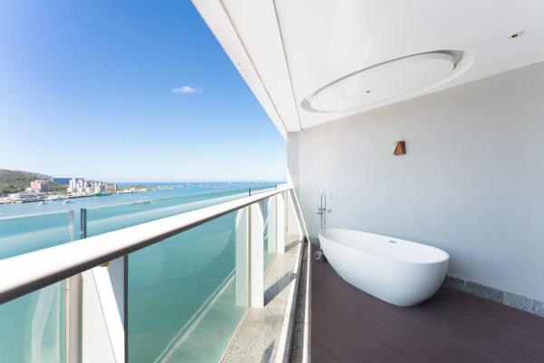 Camera Matrimoniale con Balcone e Vista Mare — 58 m² - 三亚天成贝尔蒙海景套房酒店