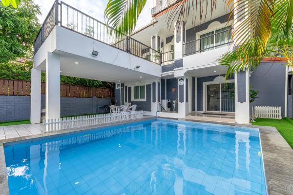 Huvila — 400 m² - Luxury 5 Bedrooms Pool Villa with Terrace