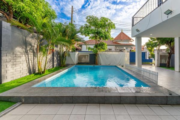 Kuva 4: Luxury 5 Bedrooms Pool Villa with Terrace