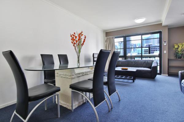 The photo shows the HarbourView Apartment Hotel (now Arrow on Spencer) located in the city of Melbourne.