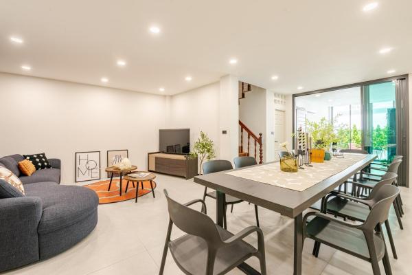 照片显示了位于Chinatown市的The Mellow at Sathorn物件。