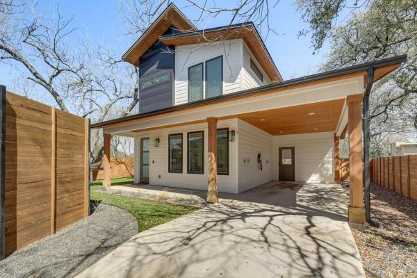 A la foto es mostra l'objecte Chic Austin House w/ Spacious Backyard & Hammock situat a la ciutat de Austin.