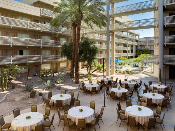 A la foto es mostra l'objecte DoubleTree Suites by Hilton Phoenix situat a la ciutat de Phoenix.
