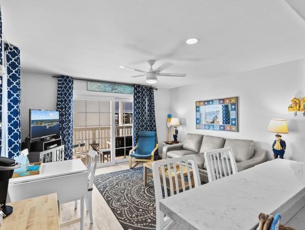 Island Place 104 Pool Front Waterfront Condo-new! - Cedar Key, FL