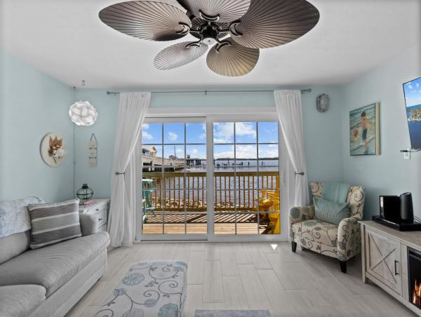 Island Place 111 Downtown W Pool See Dolphins Play - Cedar Key, FL