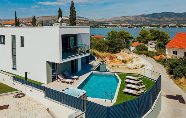 Beautiful Home In Arbanija - Split