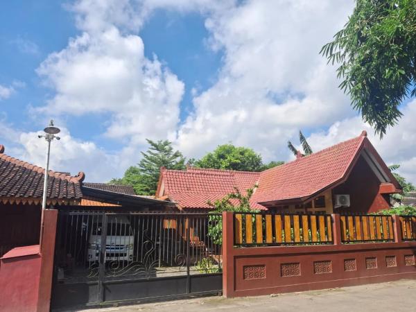 写真にはKenaran市にあるJogja Dream Tours& Homestayが写っています。