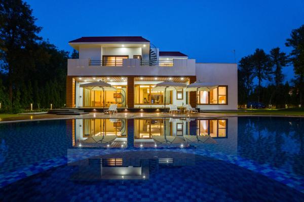 Na fotografii je vidět objekt ELIVAAS Sanisa Farm 3-BHK Farmhouse with Pvt Pool, Game Zone & Lush Garden nacházející se ve městě Mandkaula.