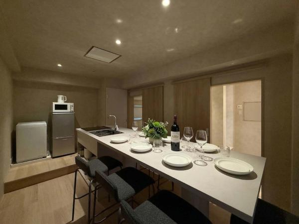 Auf dem Foto ist das Objekt Ishiki by b hotel - Next to Station Newly Renovated 3BR with Island Kitchen in der Stadt Hiroshima zu sehen.