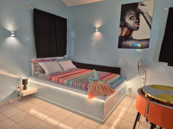 Studio Lipstick, Saly Portudal