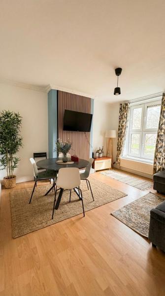 Spacious 3 Bedroom Flat in Stockwell, Londyn