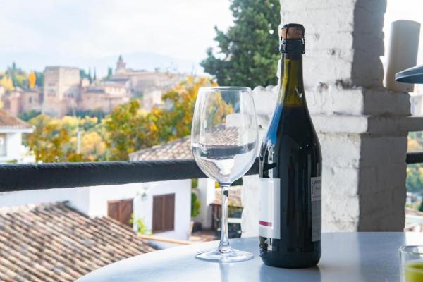 A la foto es mostra l'objecte Carmen Aljibe de la Miel situat a la ciutat de Granada.