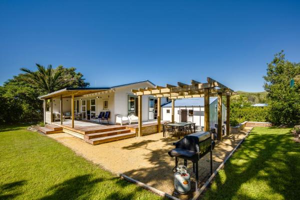 Pacific Vista - Hawkes Bay Holiday Home - Wairarapa