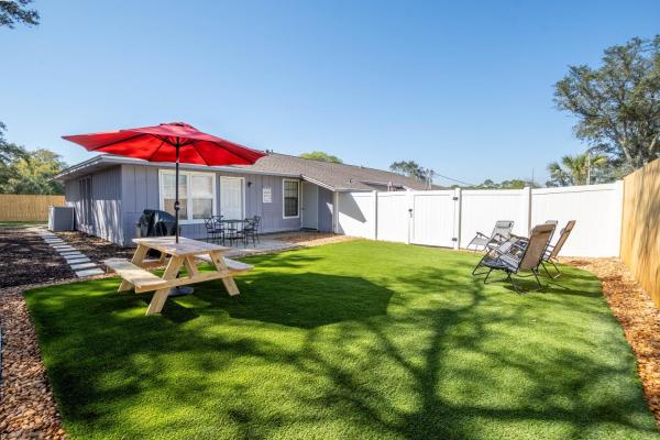 Private Gated Wraparound Yard, King Bed, Dogs Stay Free, 8 Mi To Pensacola Beach, In-unit Washer And Dryer - Pensacola Beach, FL