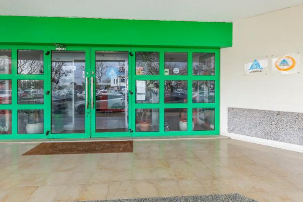 The photo shows the HI Aveiro – Pousada de Juventude located in the city of Aradas.