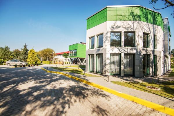 Na zdjęciu widoczny jest obiekt Hotel Dobre z Lasu położony w mieście Leszyce.